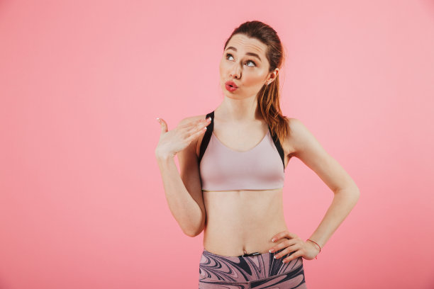 沉思自信的女运动员抬头看着文案图片下载