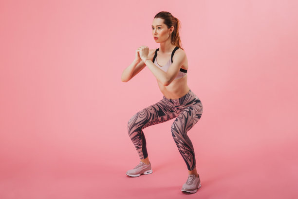 女运动员做运动和看向别处的全身图像图片下载