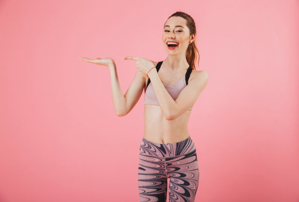 开心的女运动员手捧着版面图片下载