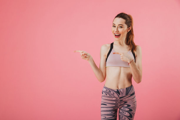 快乐的女运动员一边看着镜头一边指着文案空间图片下载