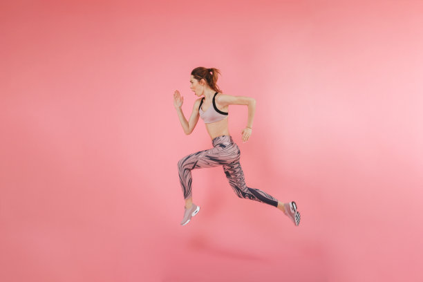 认真专注的年轻健身运动女性图片下载