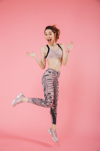 全长图像惊讶快乐的女运动员跳跃图片下载