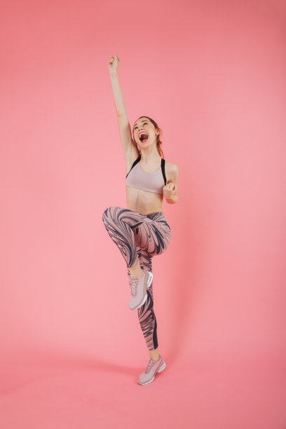 全长图像尖叫的女运动员高兴和向上看图片下载