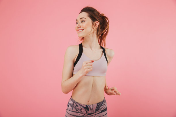 微笑的女运动员跑步和看向别处的照片图片下载