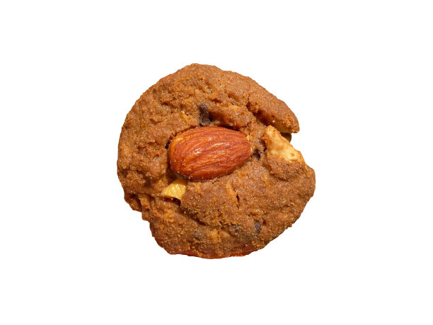 新鲜饼干杏仁坚果孤立在白色背景。图片下载