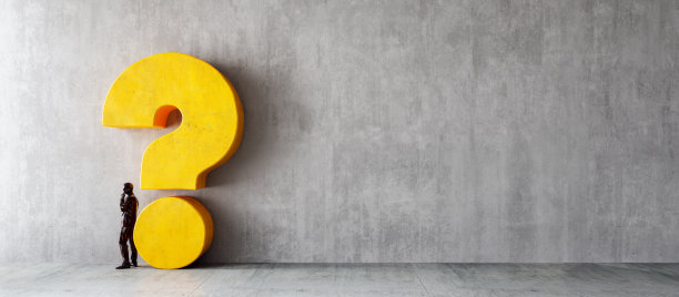 男人侧影思考着巨大的黄色问号。寻找解决方案概念的背景图片下载