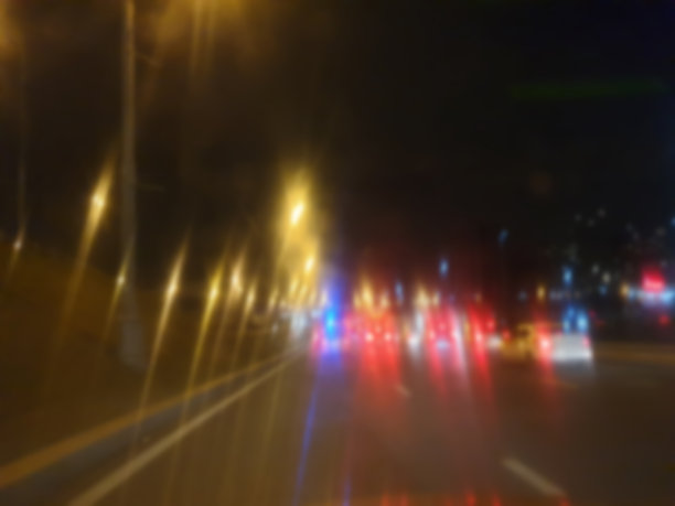 夜景与警察灯模糊的道路和汽车行驶在道路上的剪影图片下载