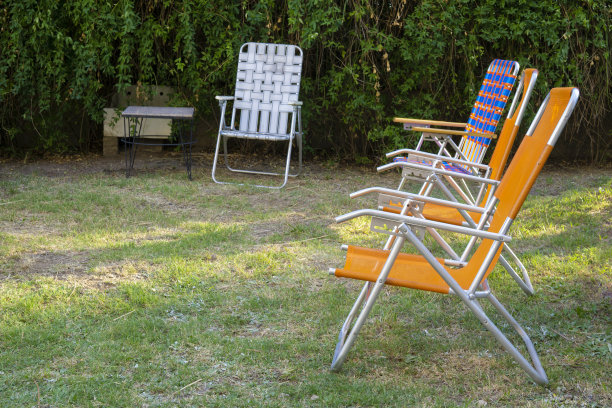 花园里五颜六色的椅子图片下载