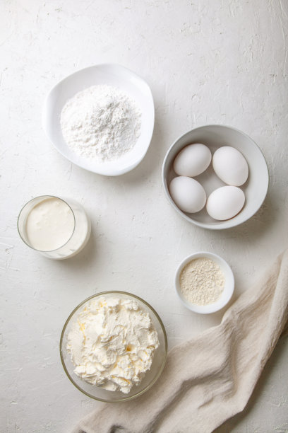 巴斯克西班牙烤圣塞巴斯蒂安芝士蛋糕的配料。烘培产品-奶油芝士，糖，鸡蛋，面粉和奶油在轻微的背景。配方逐步平放俯视图图片下载