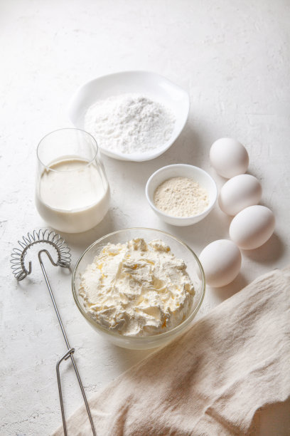 巴斯克西班牙烤圣塞巴斯蒂安芝士蛋糕的配料。烘培产品-奶油芝士，糖，鸡蛋，面粉和奶油在轻微的背景。配方逐步平放俯视图图片下载