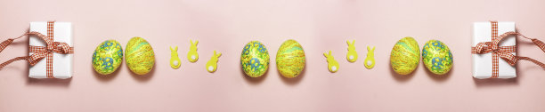 复活节横幅绿色和黄色的鸡蛋，白色礼盒与红色的礼品蝴蝶结和黄色天鹅绒兔子白色尾巴在明亮的粉红色背景图片下载