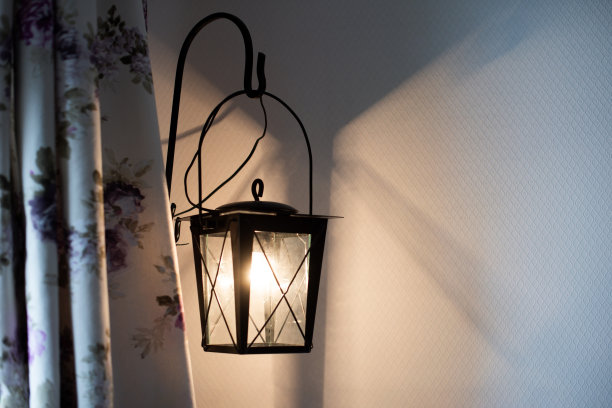 复古风格的吊灯落地灯。白色背景。图片下载