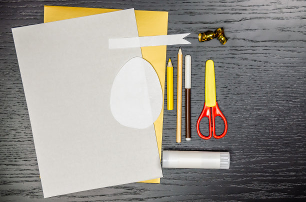 如何制作复活节的纸蛋贺卡。做纸工艺品。DIY的概念。一步一步的照片说明。步骤1。为艺术创作准备材料图片下载