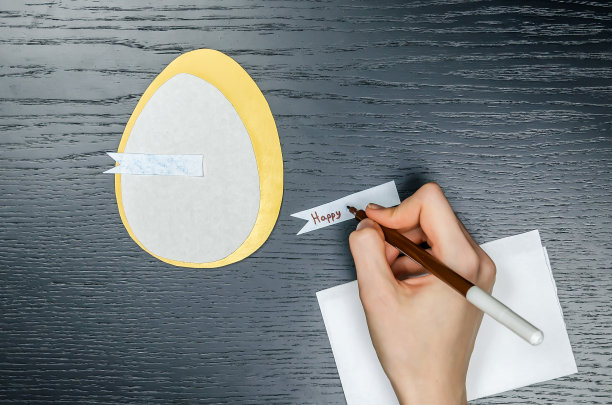 如何制作复活节贺卡。做纸工艺品。oncept DIY。一步一步的照片说明。第9步。在一张卷纸上写下复活节快乐图片下载