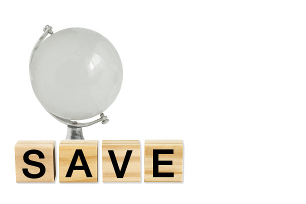 拯救绿色世界或地球日的概念。地球仪上的木块代表字母，例如Save。绿色能源，可持续发展，生态友好，环境孤立在白色背景。使用裁剪路径。图片下载