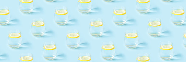 黄色的夏季模式与一杯柠檬水。图片下载