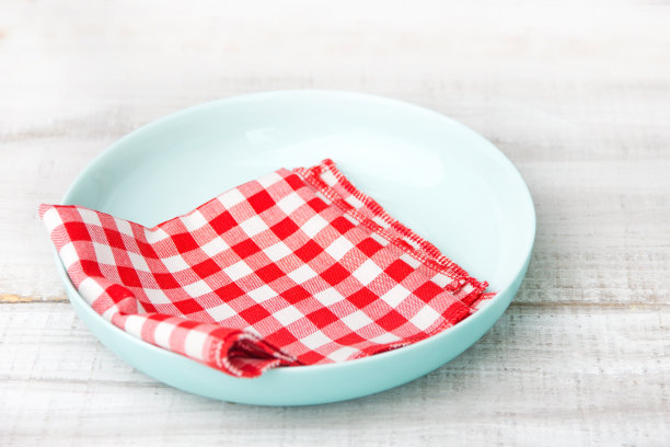 盘子与布餐巾内侧木制背景图片下载