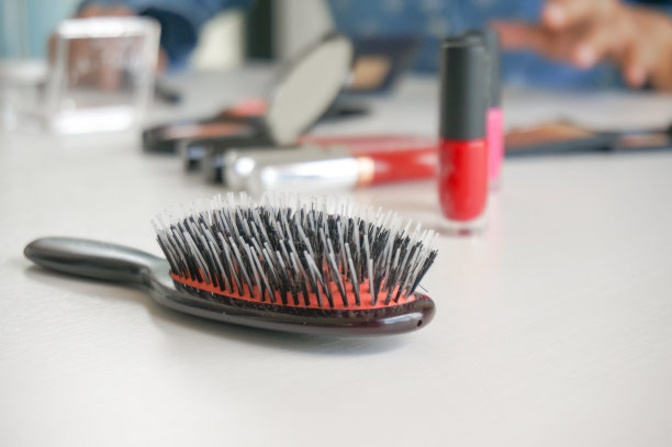 装饰化妆品化妆集在桌子上。一名女博主正在用录像展示化妆品产品图片下载