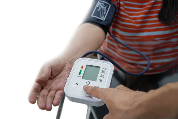 医生给老女病人检查动脉血压。卫生保健。采用上臂血压监测仪监测患者的血压图片下载