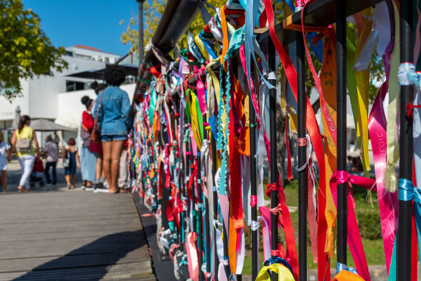 情侣桥上的彩带图片下载