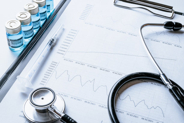 医学统计数据。医疗保健医疗信息图，医生健康听诊器和分析疫苗接种统计医院背景。新冠肺炎疫情后全球经济复苏。图片下载