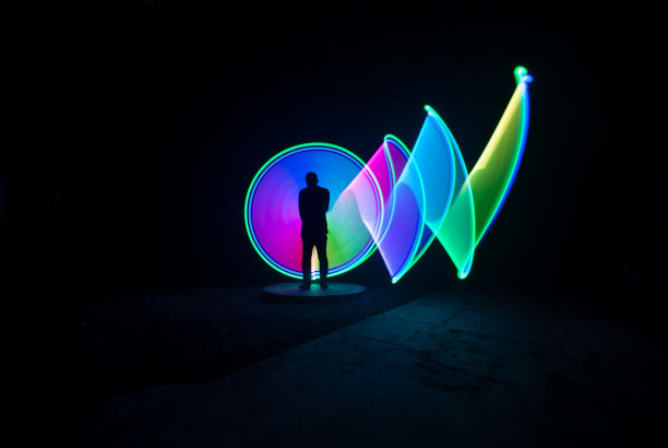 人们用美丽的光画艺术品图片下载