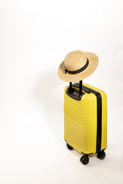 白色背景上的手提箱和帽子图片下载