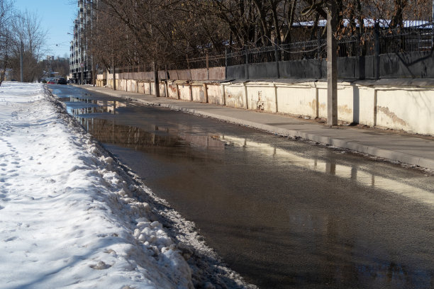 空旷的春街在市区的工业区有一道古老的篱笆图片下载