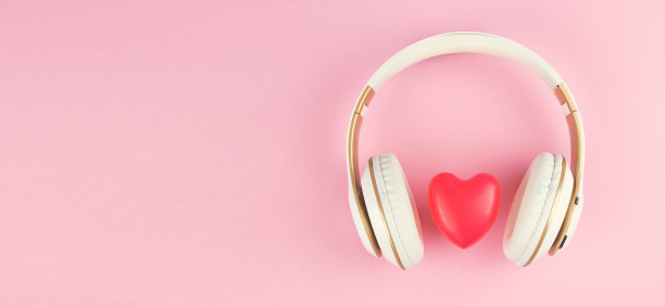 粉色背景上有红心标志的耳机。图片下载