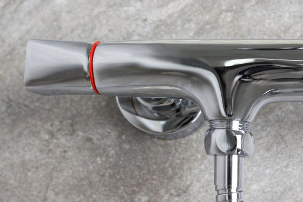 壁挂式淋浴装置。浴缸淋浴龙头。详细介绍水龙头、搅拌机、冷水、热水。图片下载