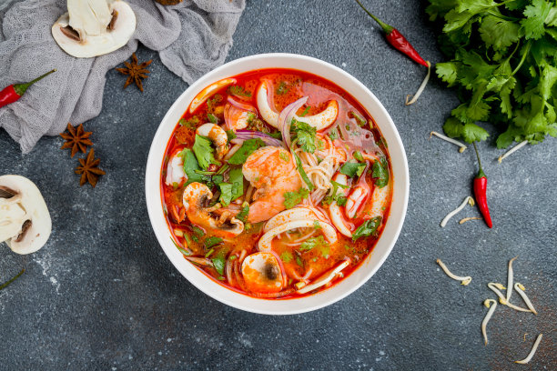 黑水泥桌上的冬荫汤、虾、鱿鱼和米饭图片下载