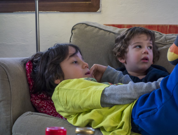 爱玩的男孩看电视图片下载