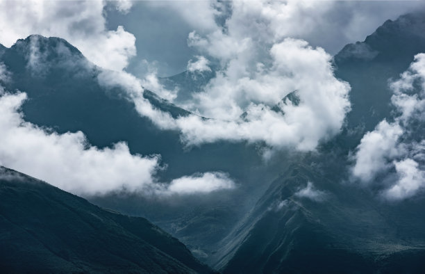 云南-西藏路线上的山脉和云彩图片下载