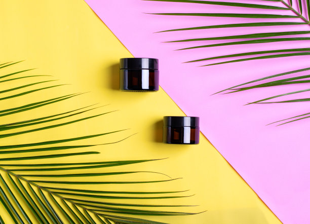 粉色和黄色的奶油色玻璃罐图片下载