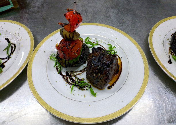 一块肉和蔬菜图片下载