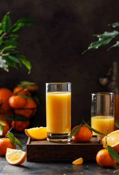 深色背景上的一杯橙汁图片下载