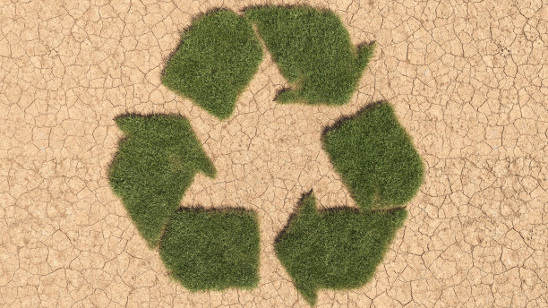 用碎土上的草制成的回收符号图片下载