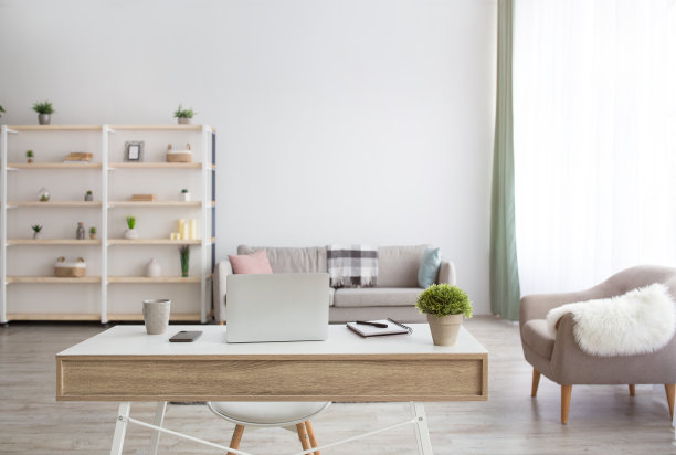 家庭办公，现代室内和工作场所的远程工作图片下载