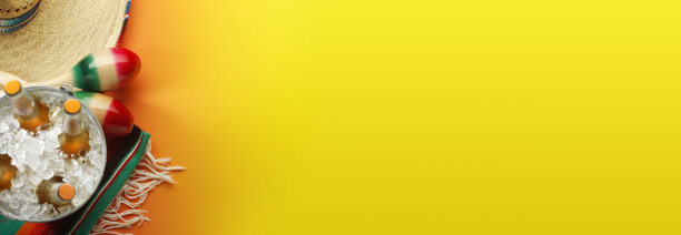 冰啤酒，沙球和宽边帽图片下载