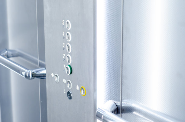 电梯内按钮面板的特写。图片下载