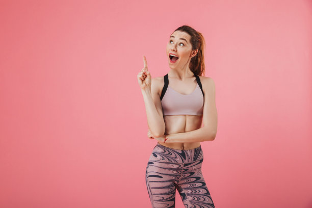 开朗惊讶的女运动员一边指指点点，一边抬头看图片下载