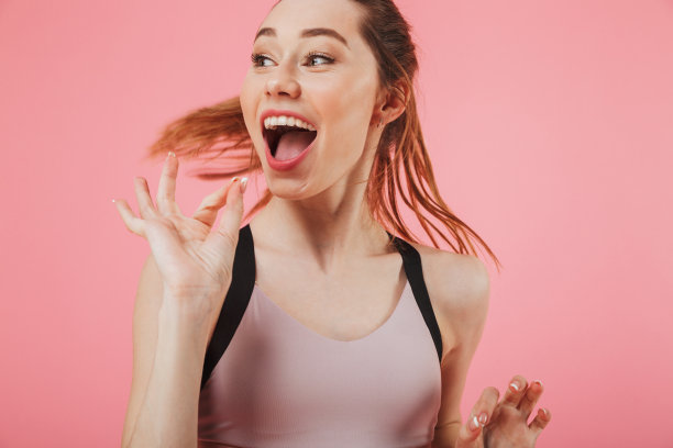 开朗的年轻健身运动女人跑步图片下载