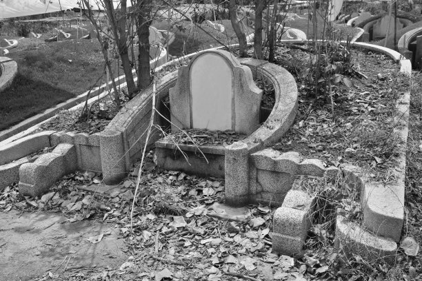 在清明节被遗弃的中国墓地图片下载