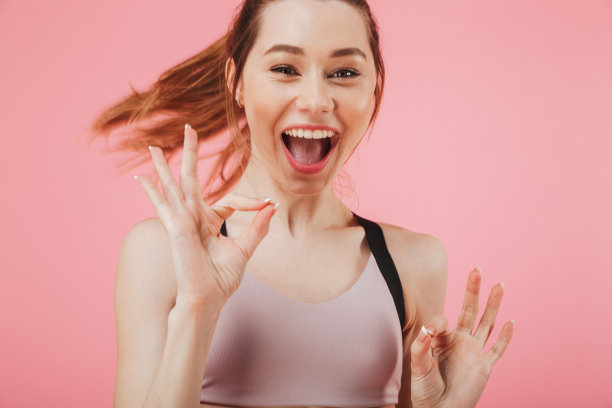 快乐的年轻健身女运动员跑步图片下载