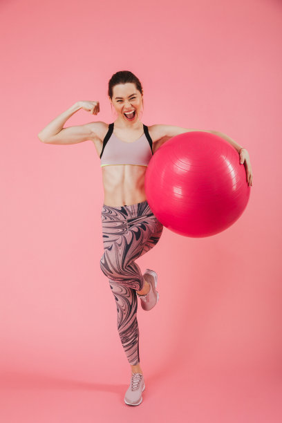 全身像快乐尖叫的女运动员摆姿势图片下载