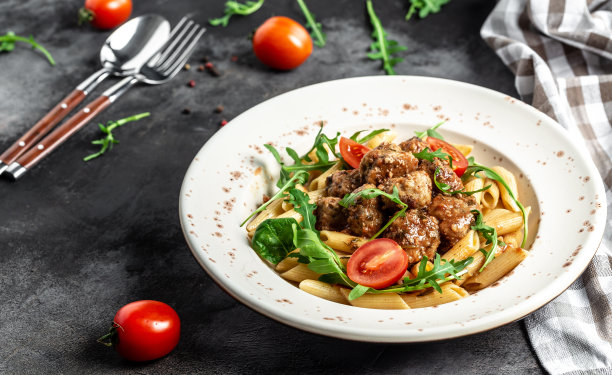 通心粉、肉丸、番茄酱。顶部视图与复制空间图片下载