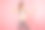 自信愉快的女运动员在智能手机上自拍，展示二头肌图片下载