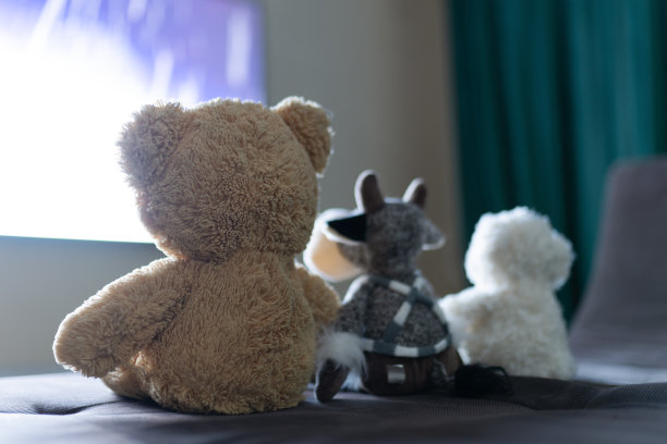 婴儿玩具在房间里看电影图片下载