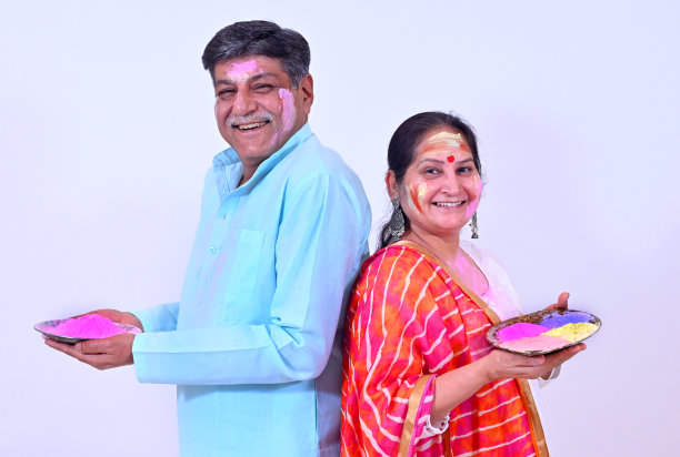 老夫妇互相玩胡里节的颜色图片下载