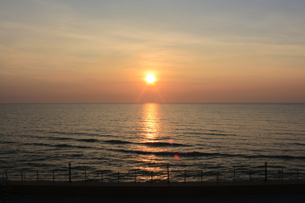 太阳从海上升起图片下载